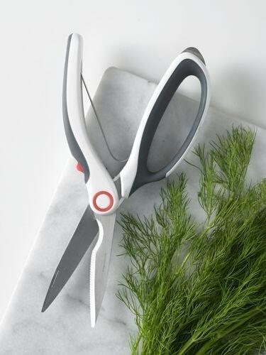 Zyliss Allzweck-Schere Küchenschere auf Marmorbrett mit Dill