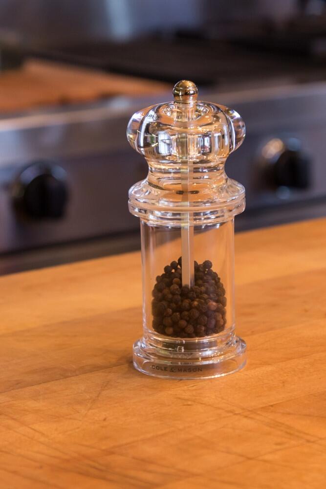 Cole & Mason 505 Pfeffermühle 14 cm aus Acryl mit Pfefferkörnern