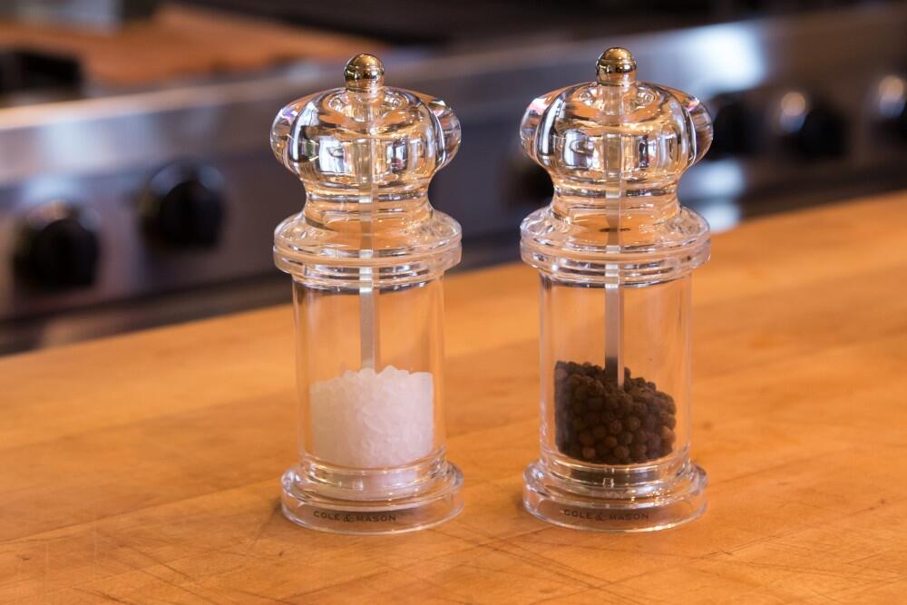 Cole & Mason 505 Pfeffermühle 14 cm transparent auf Holzbrett