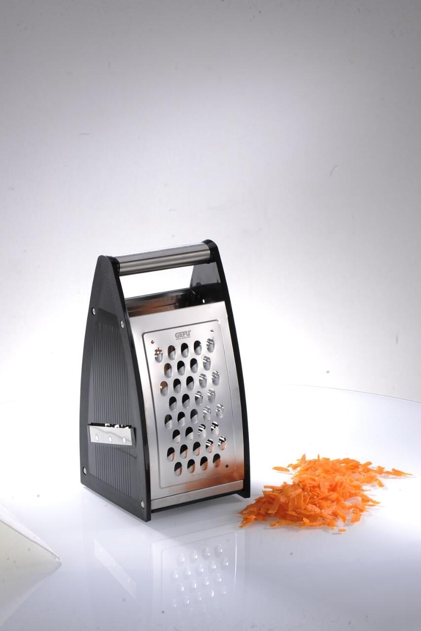 GEFU Vierkantreibe QUINTO mit geriebenen Karotten auf Tisch