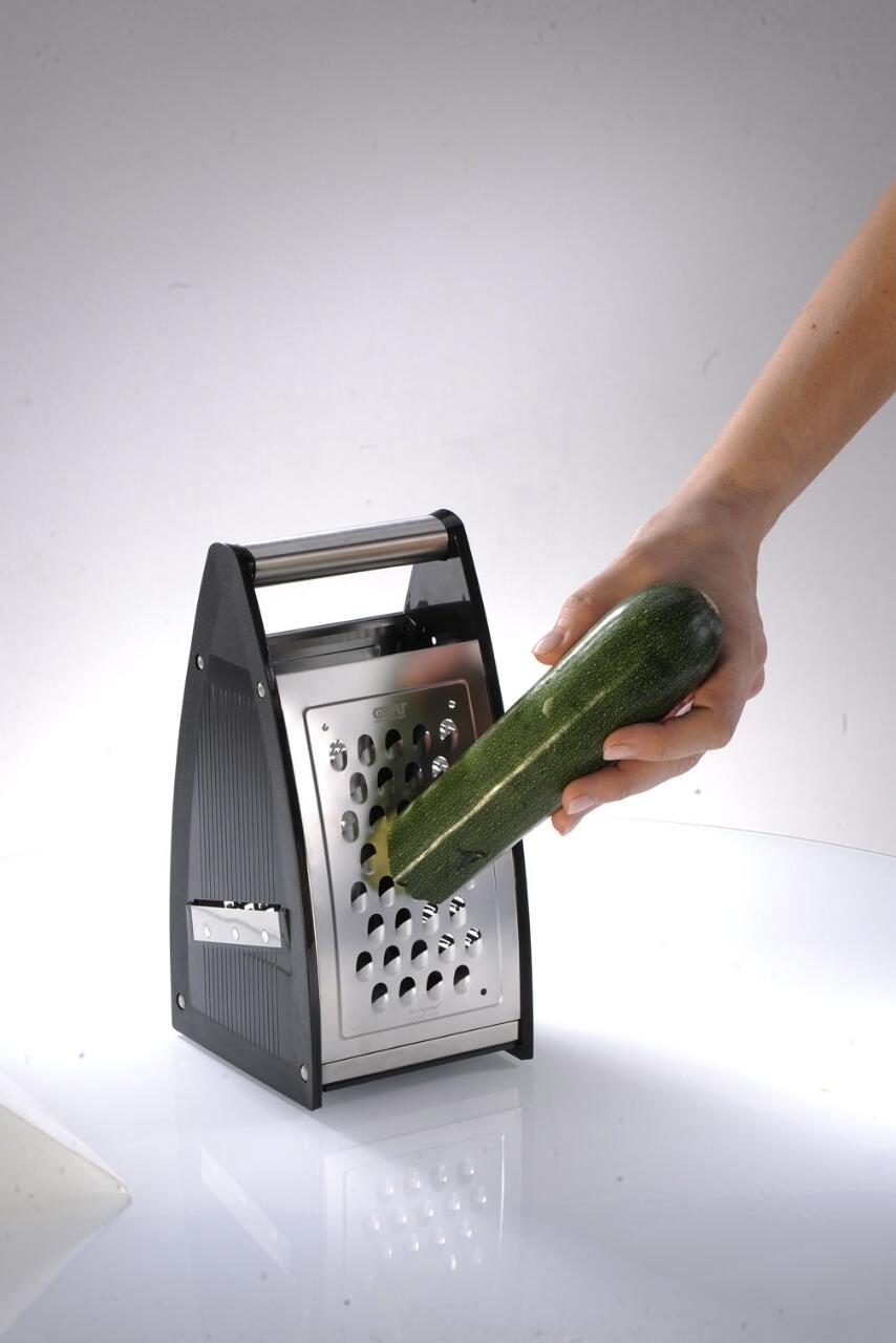 GEFU Vierkantreibe QUINTO reibt Zucchini an Edelstahlreibe