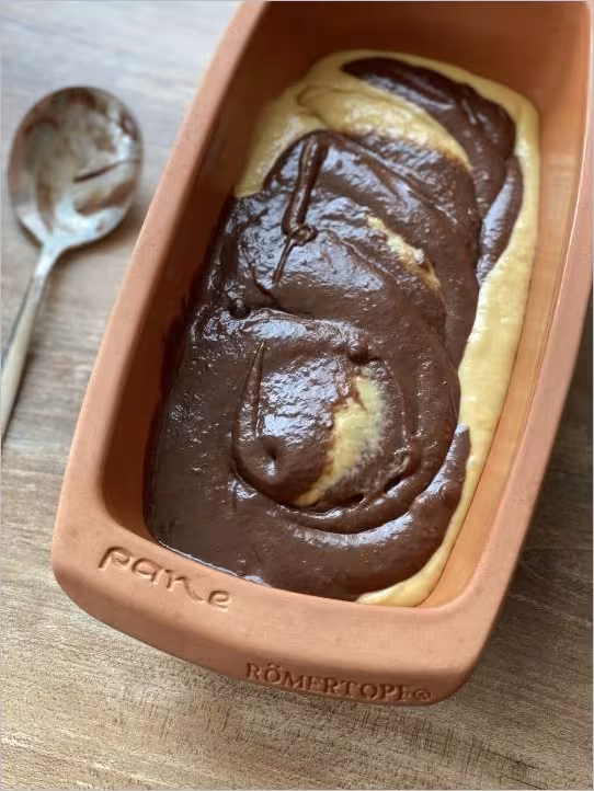 Römertopf längliche Brotbackschale mit Marmorkuchen im Ofenform-Design