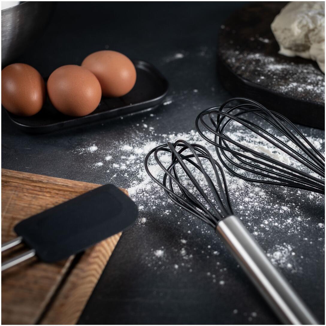 Kuhn Rikon Teigschaber ESSENTIAL beim Backen mit Schneebesen und Eiern