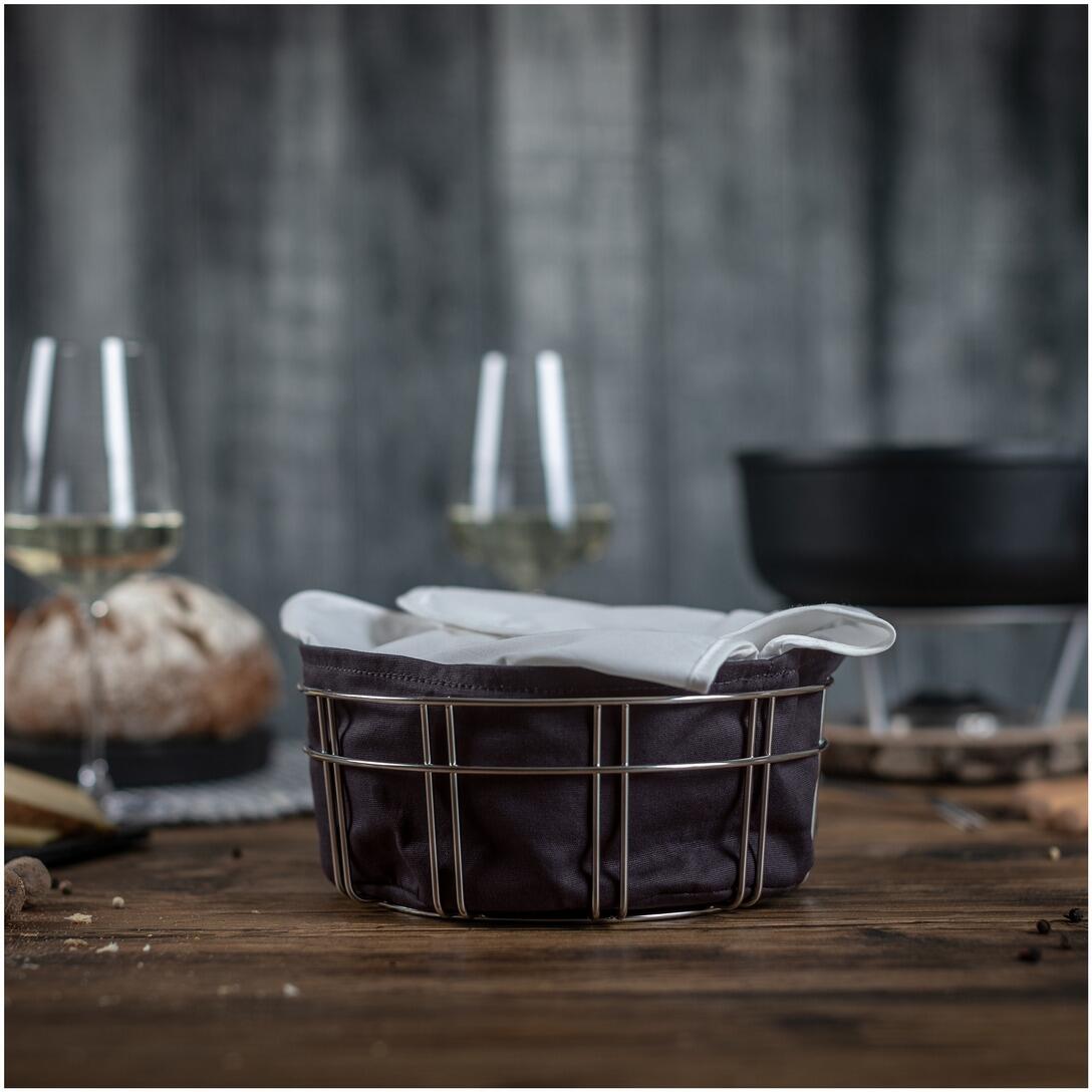 Kuhn Rikon Fondue-Brotkorb aus Metall mit Stoffeinsatz auf Tisch