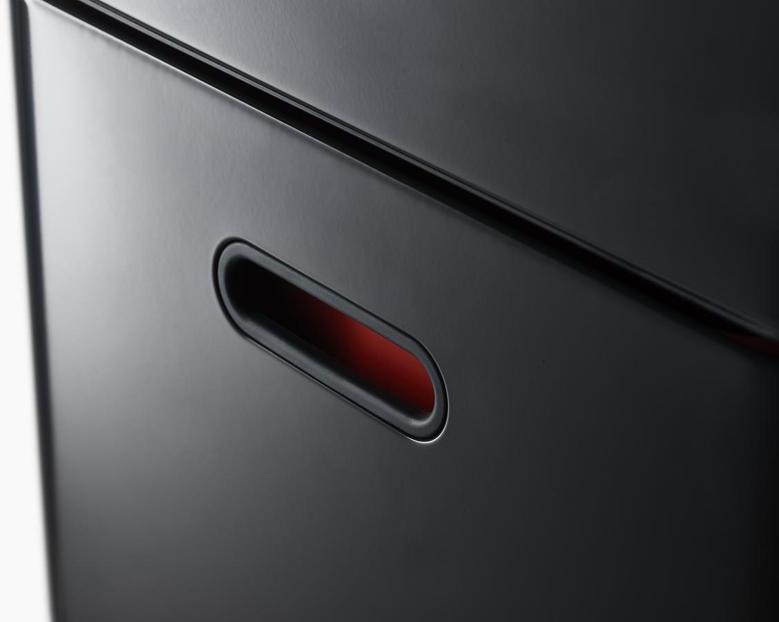 Joseph Joseph Totem Compact 40 Abfallbehälter Graphite Griffdetail