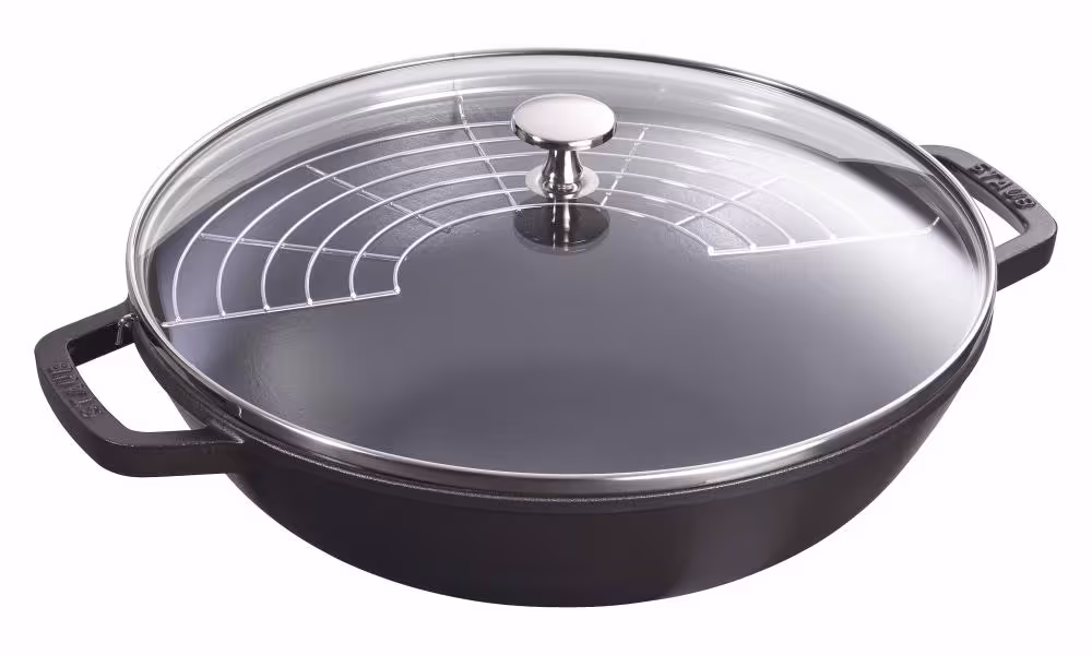 Staub kleiner Gusseisen Wok schwarz mit Glasdeckel
