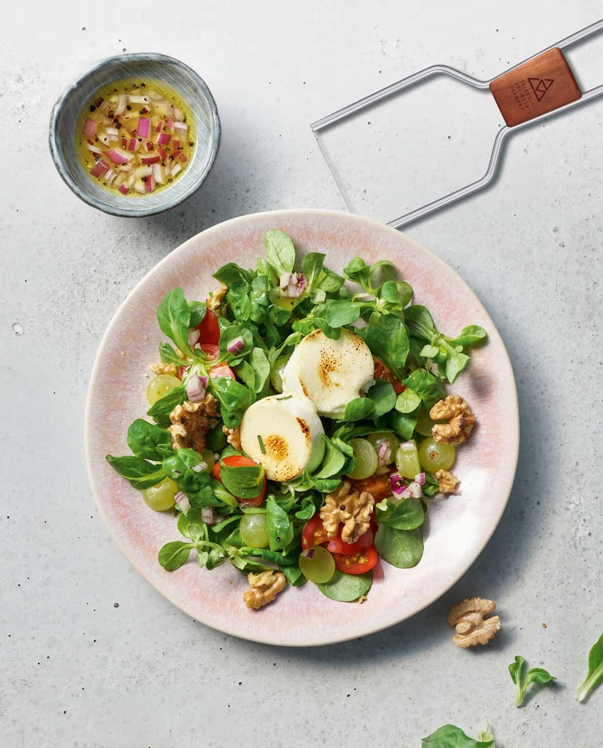 triangle Käselyra auf Salat mit Trauben und Walnüssen