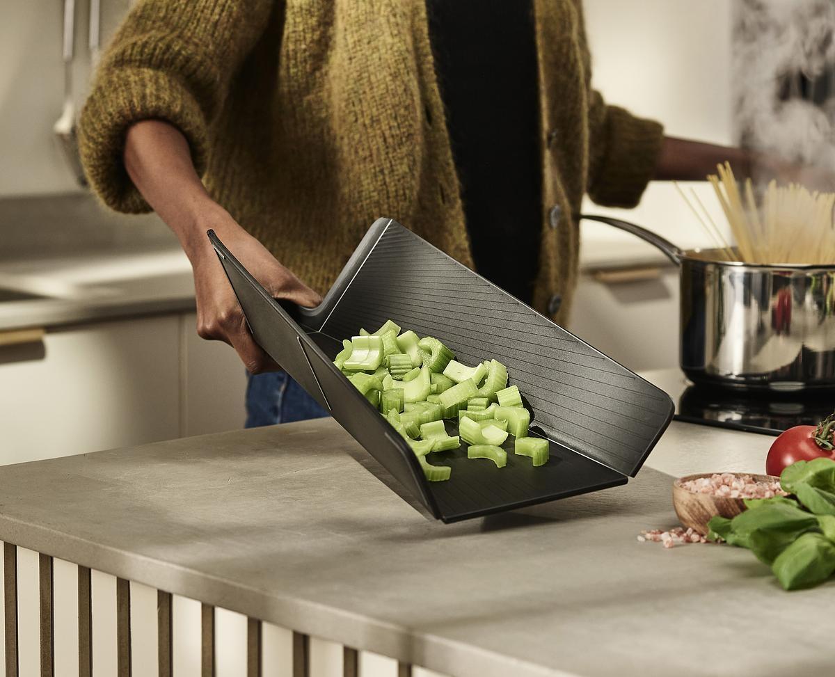 Joseph Joseph Chop2Pot Plus schwarz faltbares Schneidebrett mit Gemüse