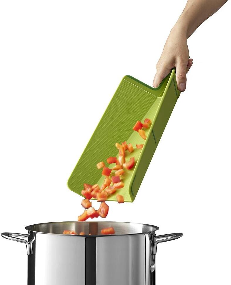 Joseph Joseph Chop2Pot Plus grün faltbares Schneidebrett beim Umfüllen