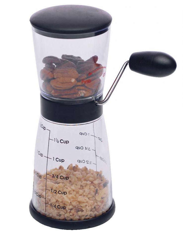 Westmark Nussmühle mit Kurbel, Nüsse und gehackte Nüsse im Behälter