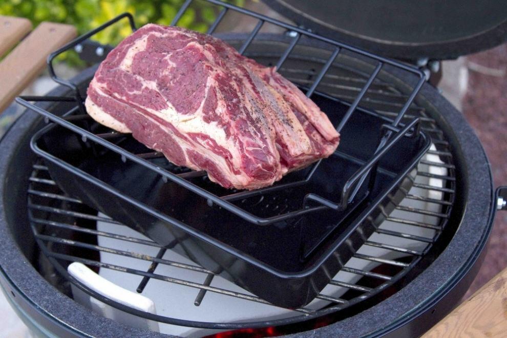 Big Green Egg Medium Rinderbraten im Bräter auf Grillrost