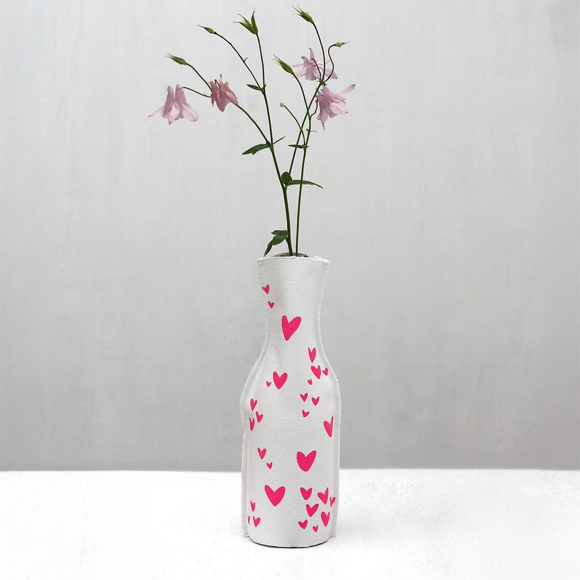 Frohstoff Flaschenhusse mit neonpinken Herzen auf weißer Flasche