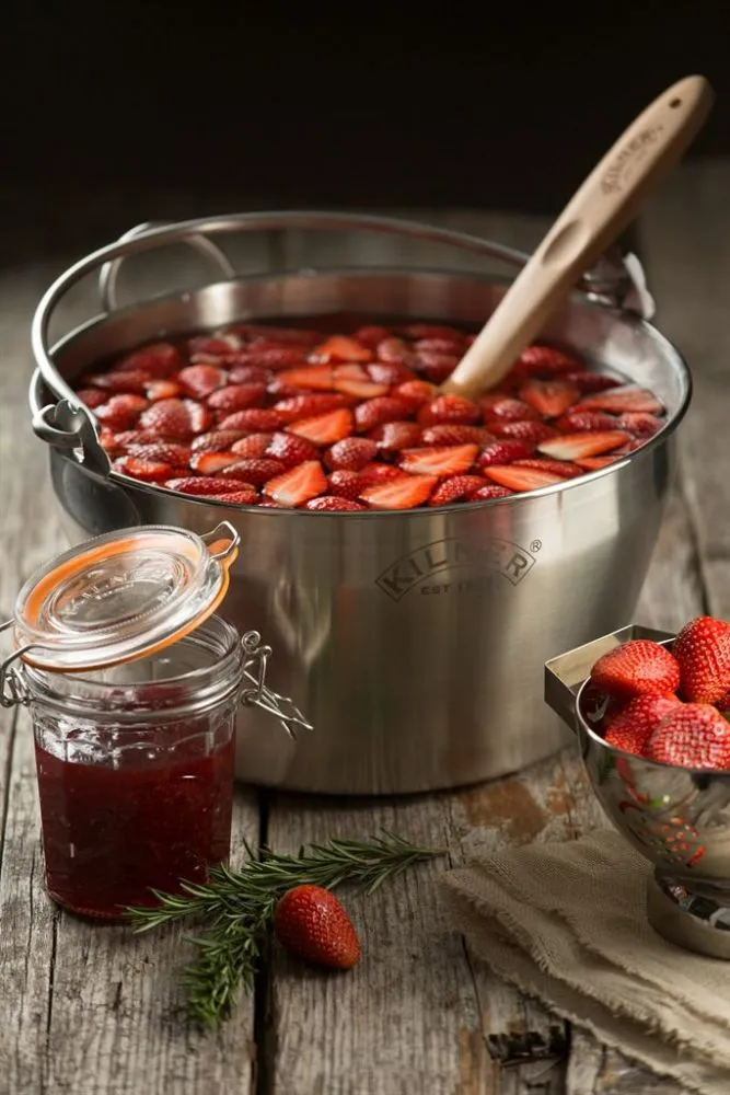 Kilner Einkochtopf Edelstahl 8 L mit Erdbeermarmelade im Glas