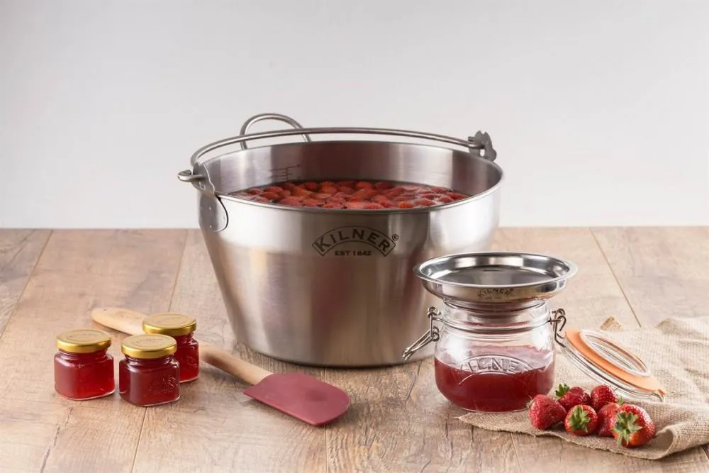 Kilner Einkochtopf Edelstahl 8 L mit Marmeladengläsern und Erdbeeren