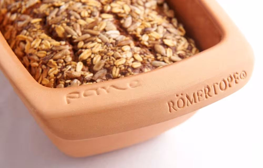 Römertopf Brotbackschale länglich aus Ton mit Körnerbrot