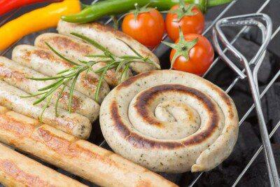 Wuerste_auf_Grill_kk