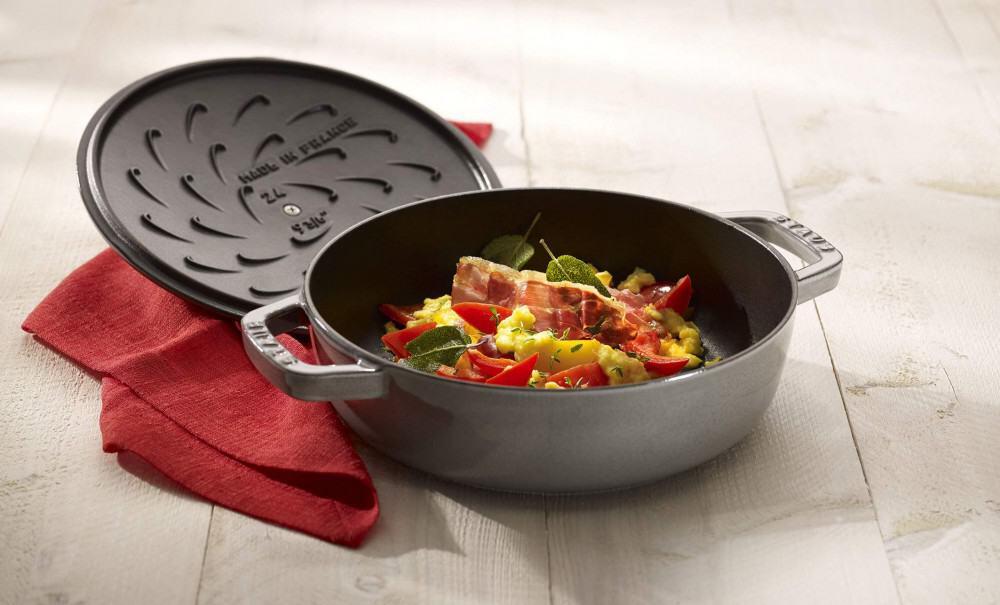Staub Bräter Chistera Drop-Structure kirschrot mit Deckel und Gemüse