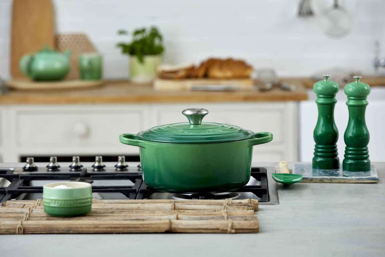Le Creuset Salzmhle in Bamboo Green. Die Mhle bei KochForm