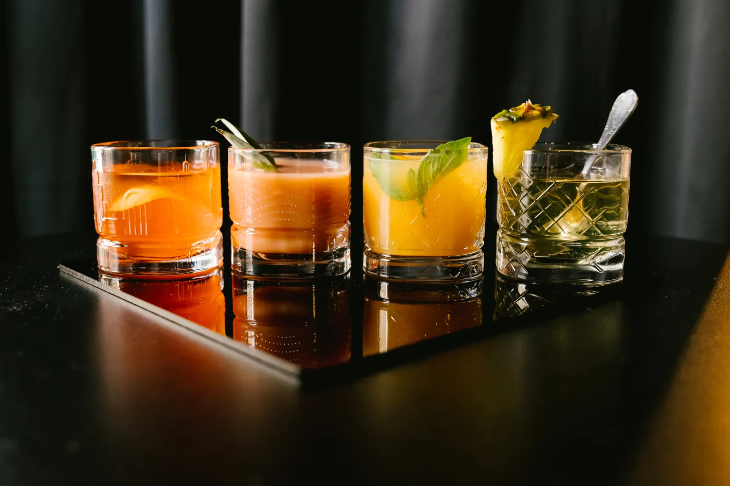 La Rochère DANDY Patrick Whiskygläser 6er Set mit Cocktails auf Tablett