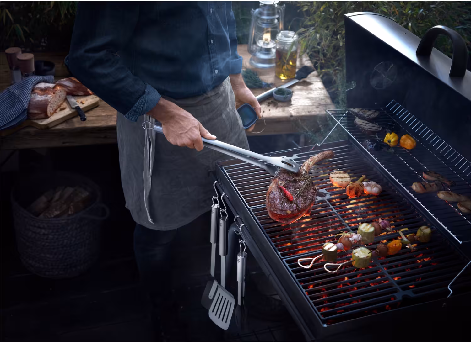 WMF BBQ Grillzange lang 44cm beim Wenden von Grillfleisch