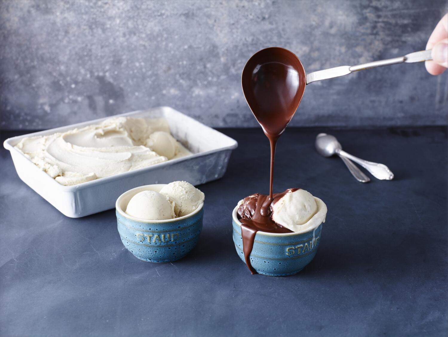Staub Schüssel antiktürkis mit Eis und Schokosauce
