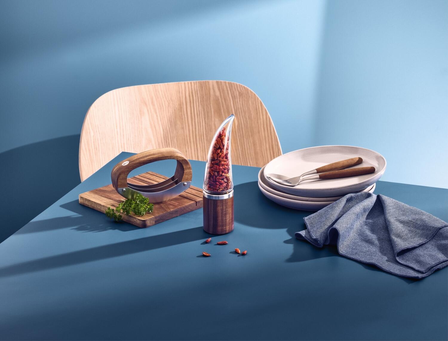 AdHoc Chilischneider Peperone mit Holzsockel auf Küchentisch