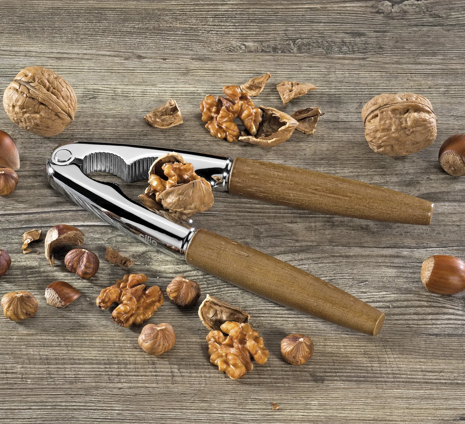 cilio Nussknacker NOCI mit Holzgriffen knackt Walnüsse und Haselnüsse