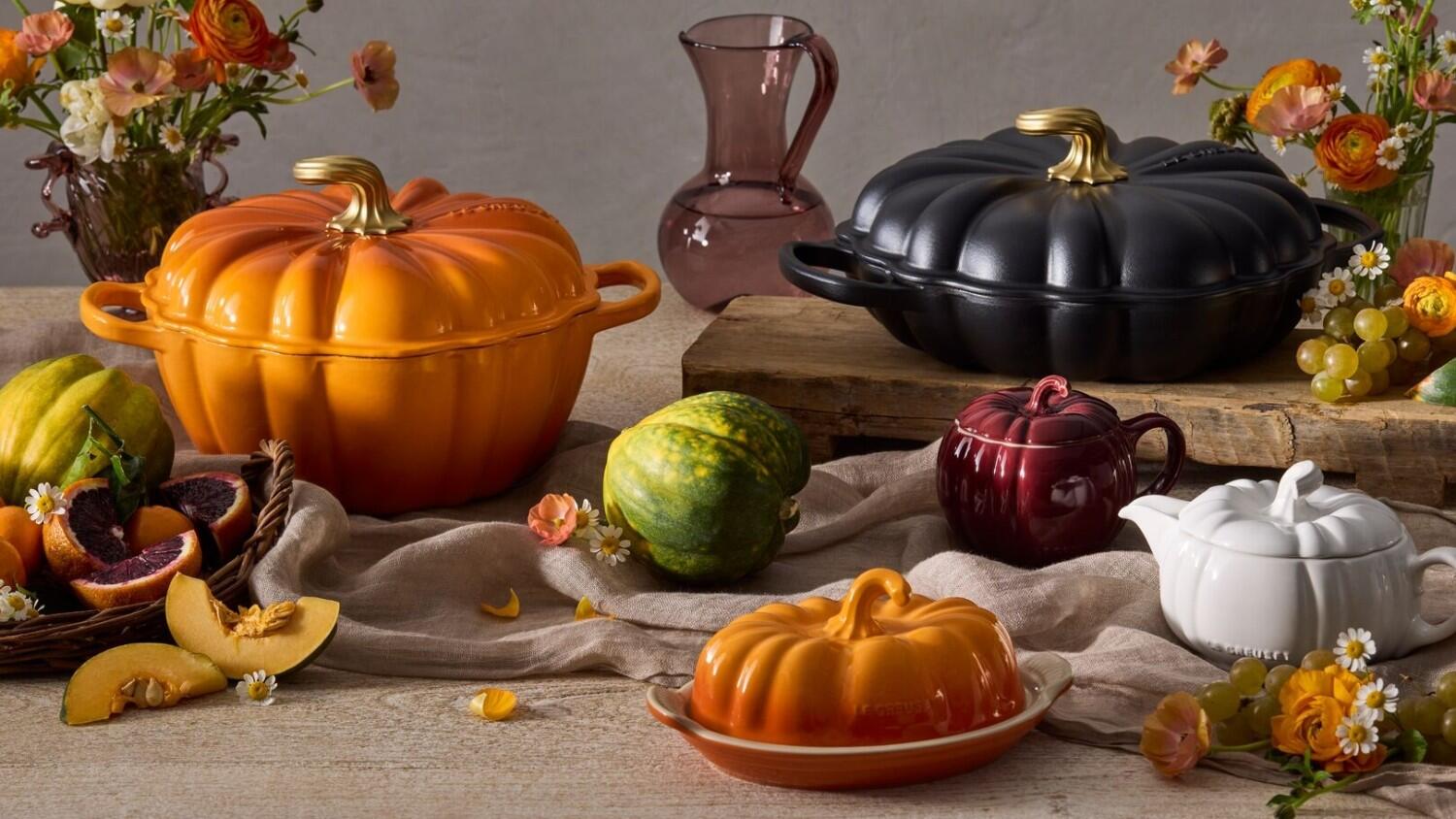 Le Creuset Kürbisförmchen mit Deckel 350 ml garnet auf Tisch