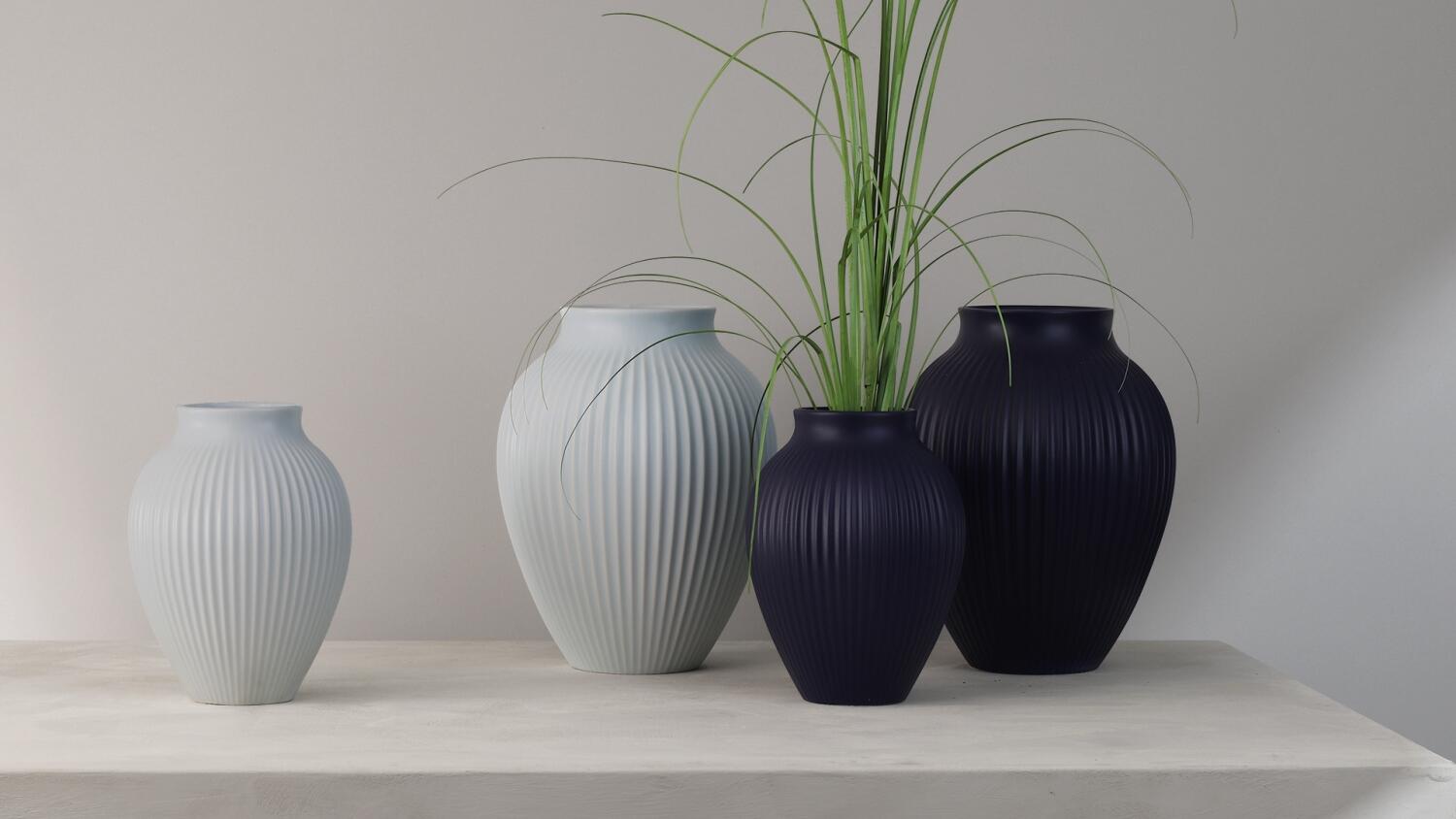 Knabstrup Vase geriffelt ripple mat dark blue auf Tisch