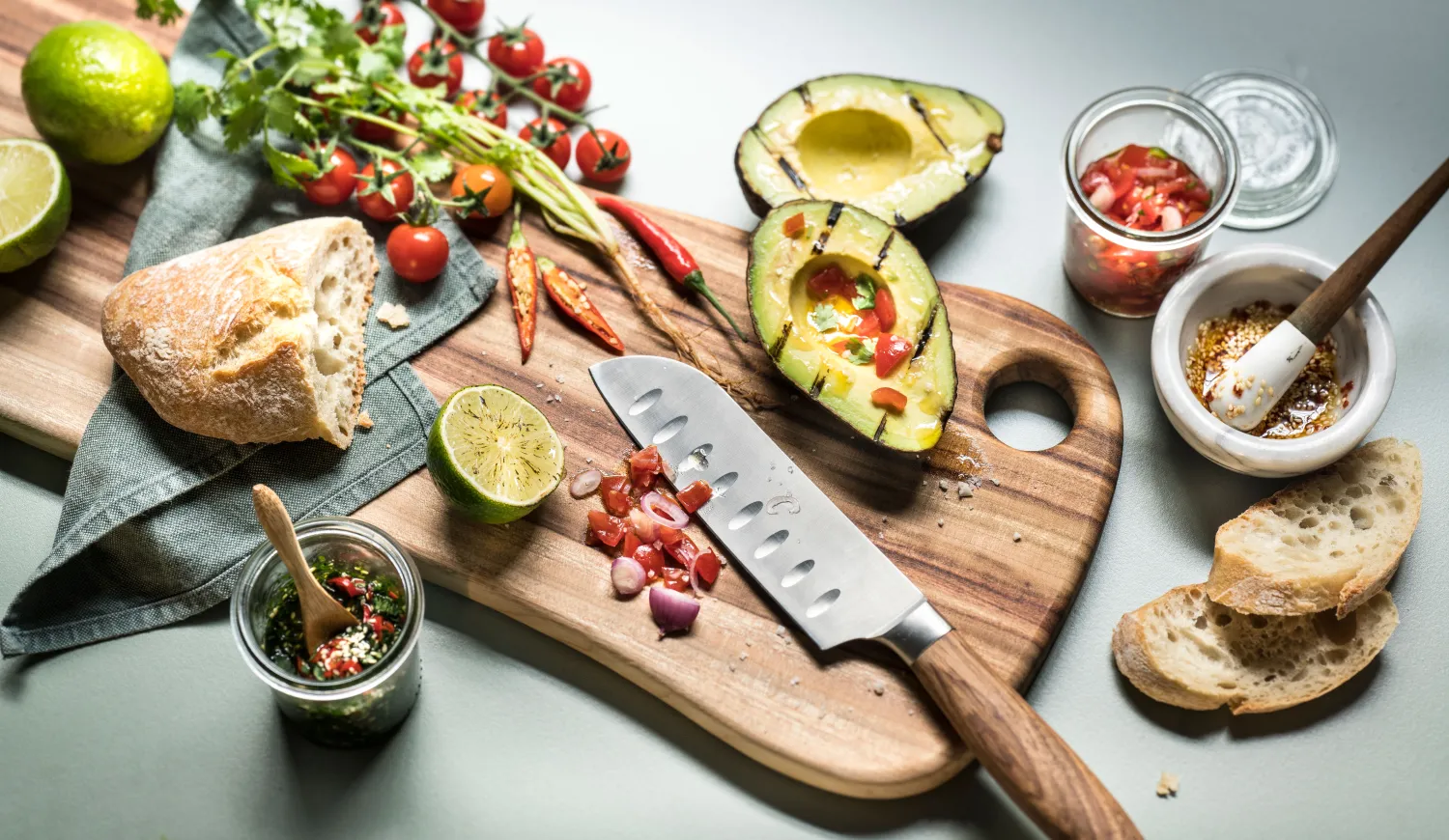 Macani ecoboards Schneidebrett Classic M mit Avocado und Brot