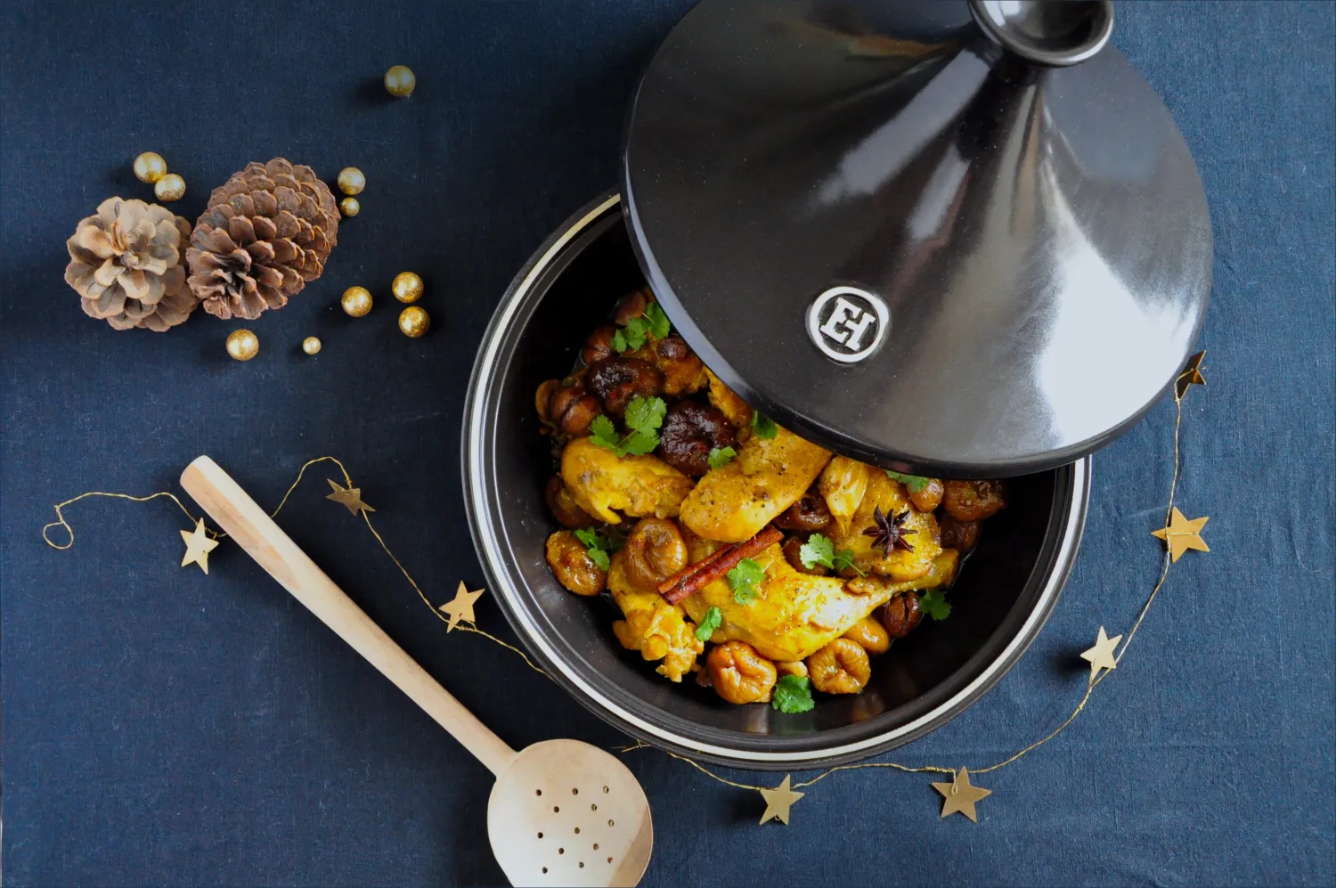 Emile Henry Tajine fusain mit Hähnchen und Kichererbsen
