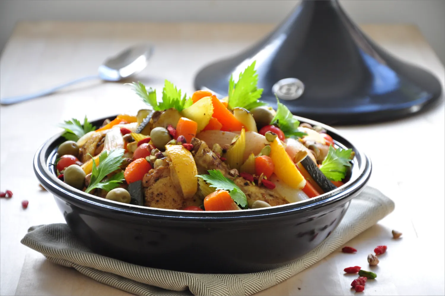 Emile Henry Tajine fusain mit Gemüse und Oliven serviert