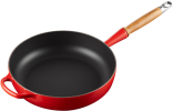 Le Creuset Sautépfanne Signature aus Gusseisen mit Holzgriff in kirschrot