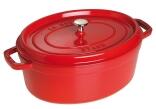 Staub Cocotte oval aus Gusseisen in kirschrot