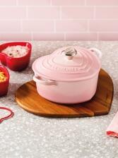 Le Creuset herzförmiges Servierbrett aus Akazie