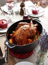 Staub Cocotte oval aus Gusseisen in grenadine