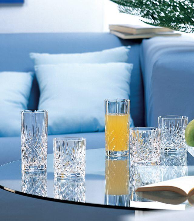 RCR Melodia Longdrinkgläser 6er Set auf Glastisch mit Saft