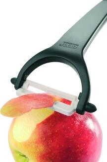 GEFU Keramikschäler CERAMO schält Apfel mit Keramikklinge