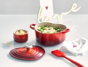 Le Creuset Herzbräter aus Gusseisen mit Herzgriff