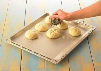 Birkmann Brötchenstempel drückt Muster in Brötchenteig auf Blech