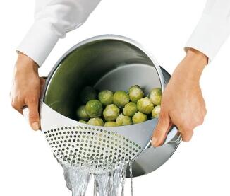 Küchenprofi Abgieß-Sieb Topf mit Rosenkohl abgießen Edelstahl