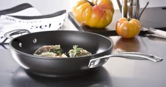 Le Creuset Aluminium-Antihaft-Pfanne hoch