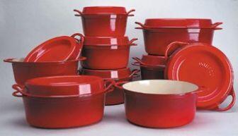 Le Creuset Saftbräter Doufeu oval aus Gusseisen in kirschrot