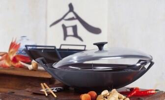 Le Creuset Wok aus Gusseisen mit Glasdeckel in schwarz