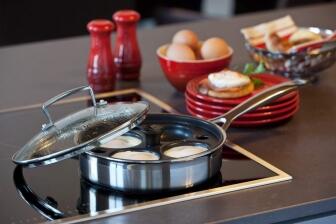 Le Creuset Sauté-Pfanne 3-ply mit Pochiereinsatz