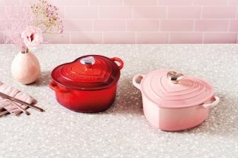 Le Creuset Herzbräter aus Gusseisen mit Herzgriff in shell pink