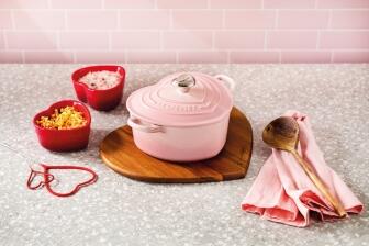 Le Creuset Herzbräter aus Gusseisen mit Herzgriff in shell pink