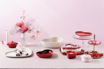 Le Creuset Mini Cocotte mit Herzknopf in shell pink