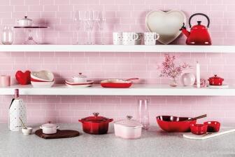 Le Creuset Herzbräter aus Gusseisen mit Herzgriff in shell pink