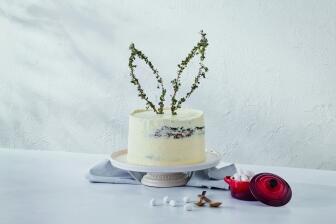 Le Creuset Kuchenplatte mit Standfuß in meringue